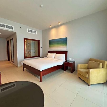 منتجع راديسون بلو، الفجيرة المظهر الخارجي الصورة A bedroom at the hotel