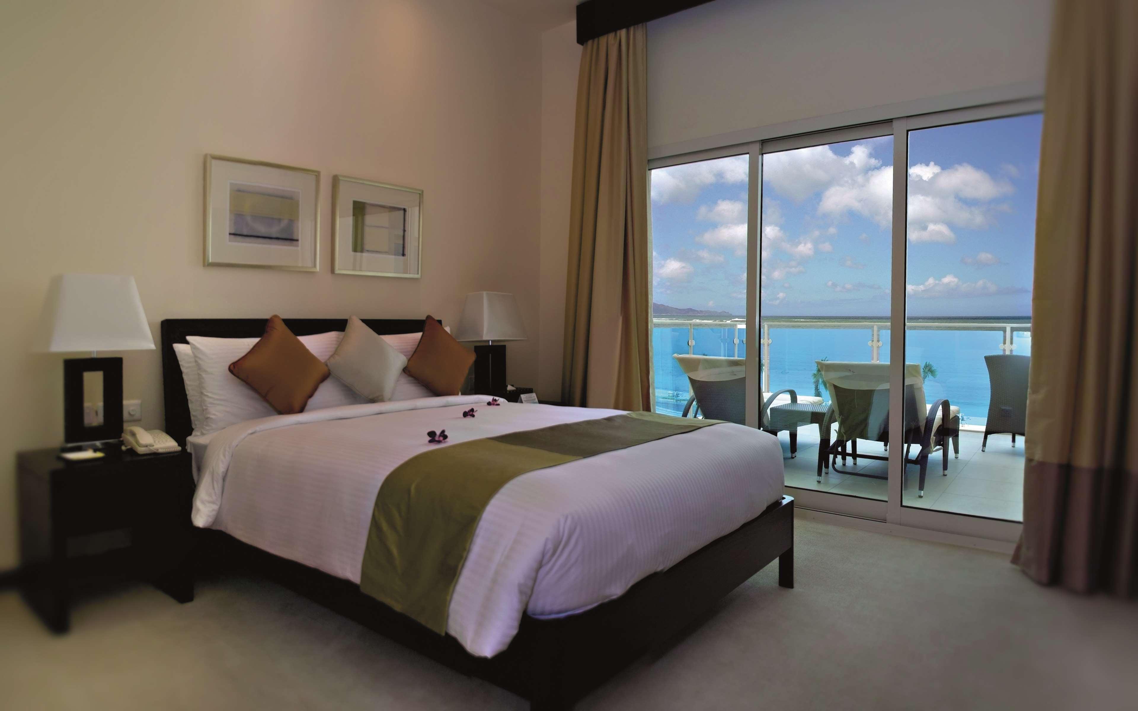 منتجع راديسون بلو، الفجيرة المظهر الخارجي الصورة A bedroom at the resort