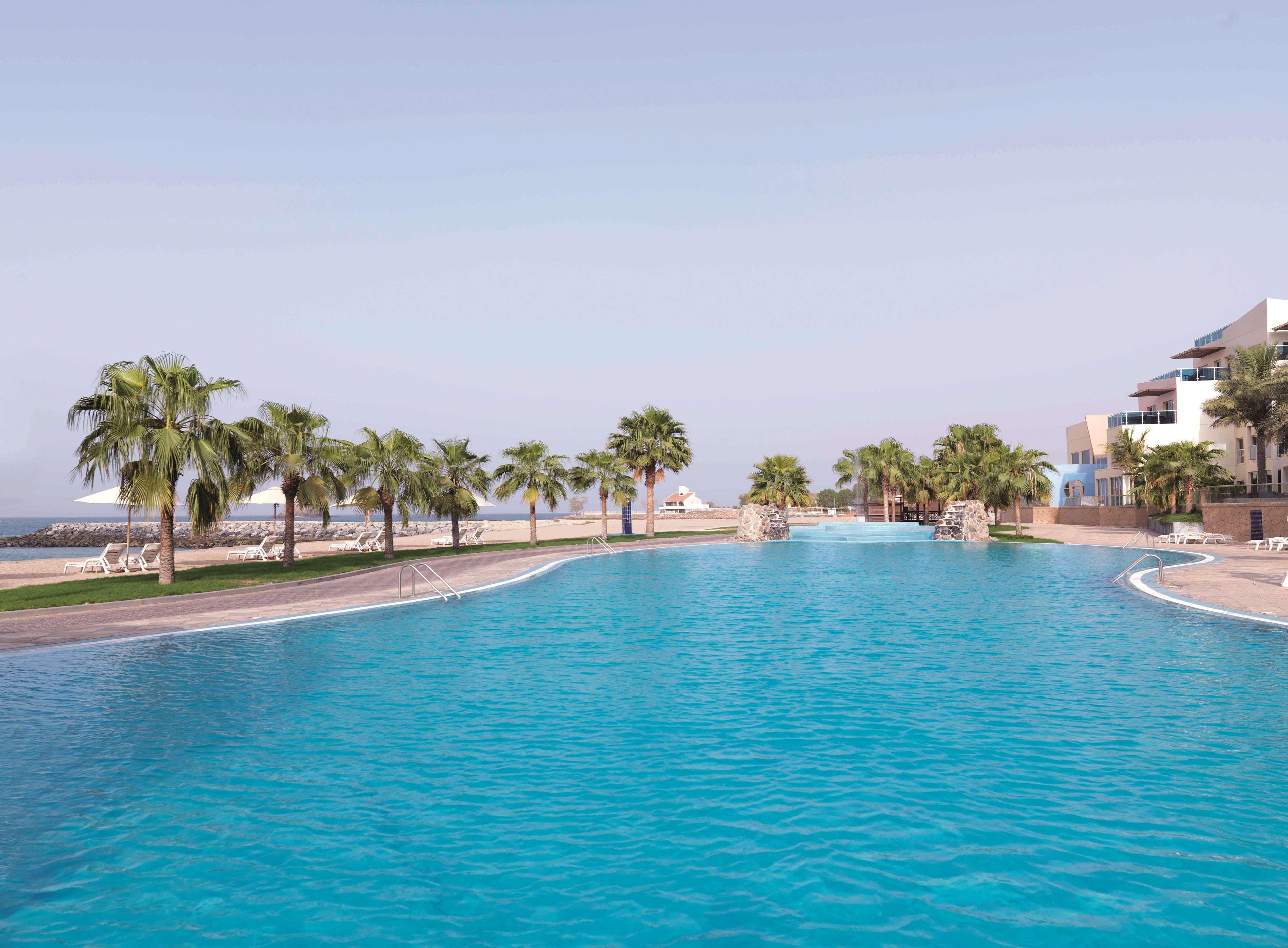 منتجع راديسون بلو، الفجيرة المظهر الخارجي الصورة The swimming pool at the resort