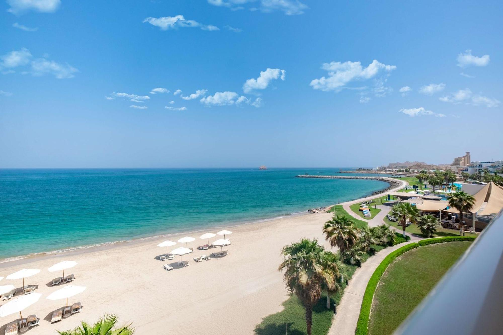 منتجع راديسون بلو، الفجيرة المظهر الخارجي الصورة Beach at Jumeirah Beach Hotel