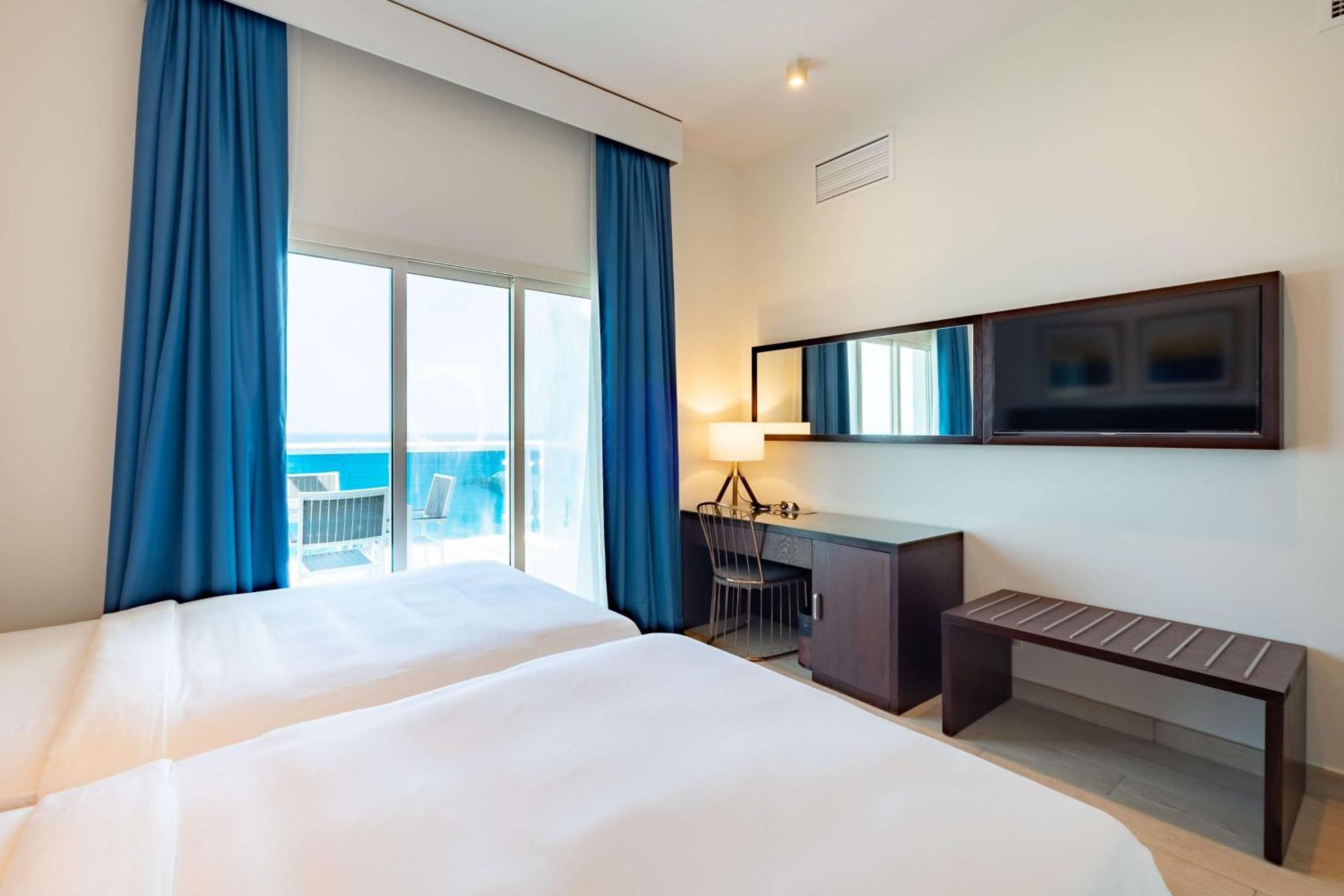 منتجع راديسون بلو، الفجيرة المظهر الخارجي الصورة A room at the hotel