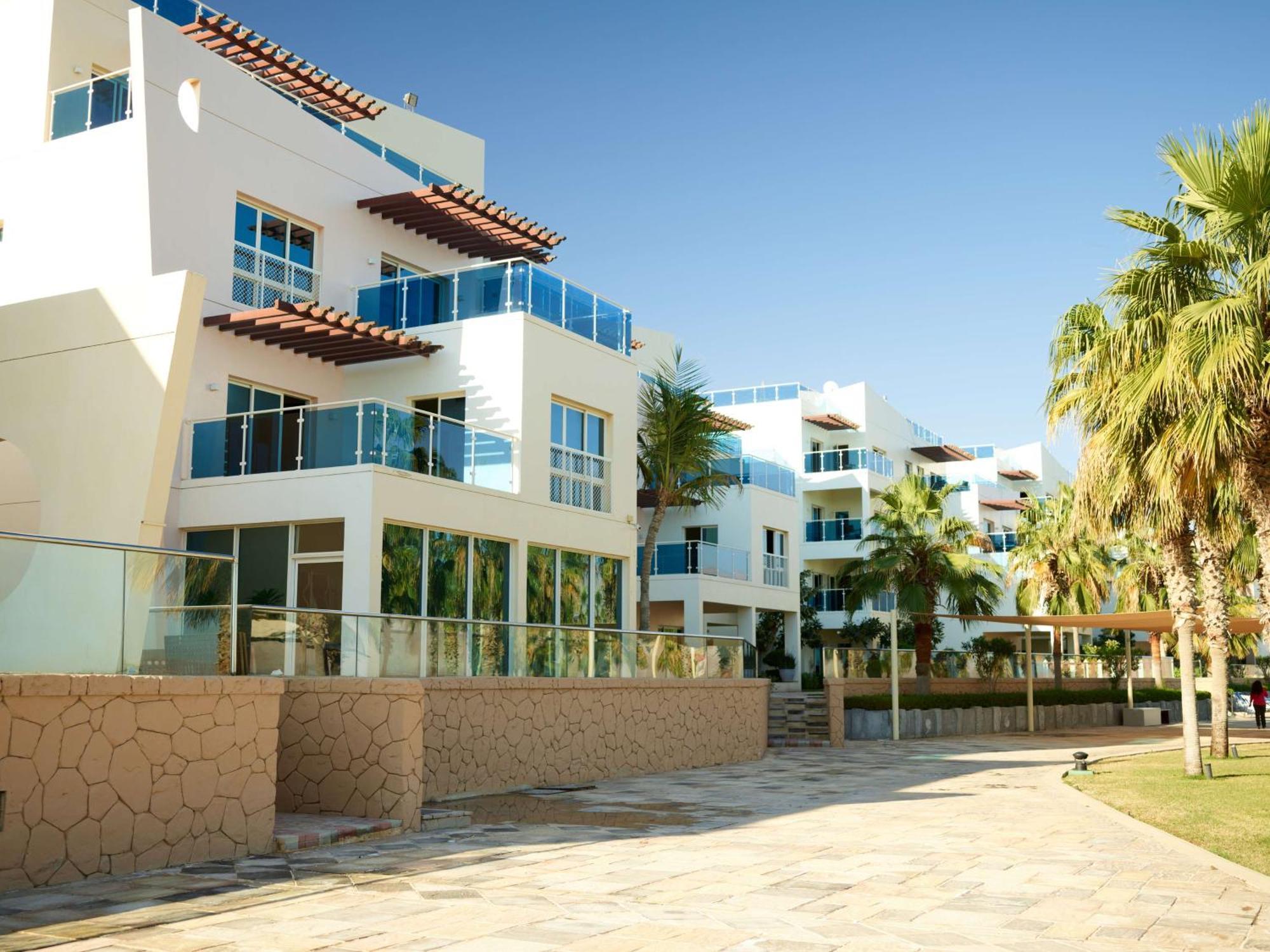 منتجع راديسون بلو، الفجيرة المظهر الخارجي الصورة Residential villas in Jumeirah