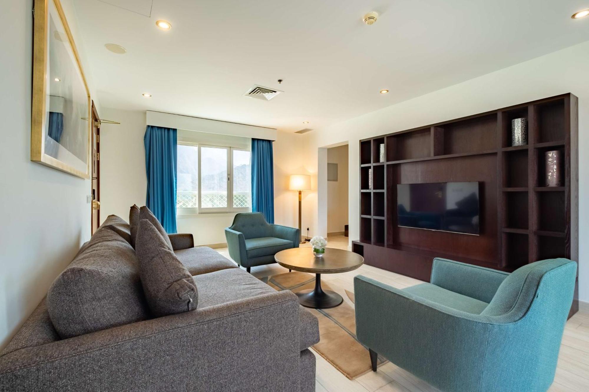 منتجع راديسون بلو، الفجيرة المظهر الخارجي الصورة A living room in a suite at the hotel