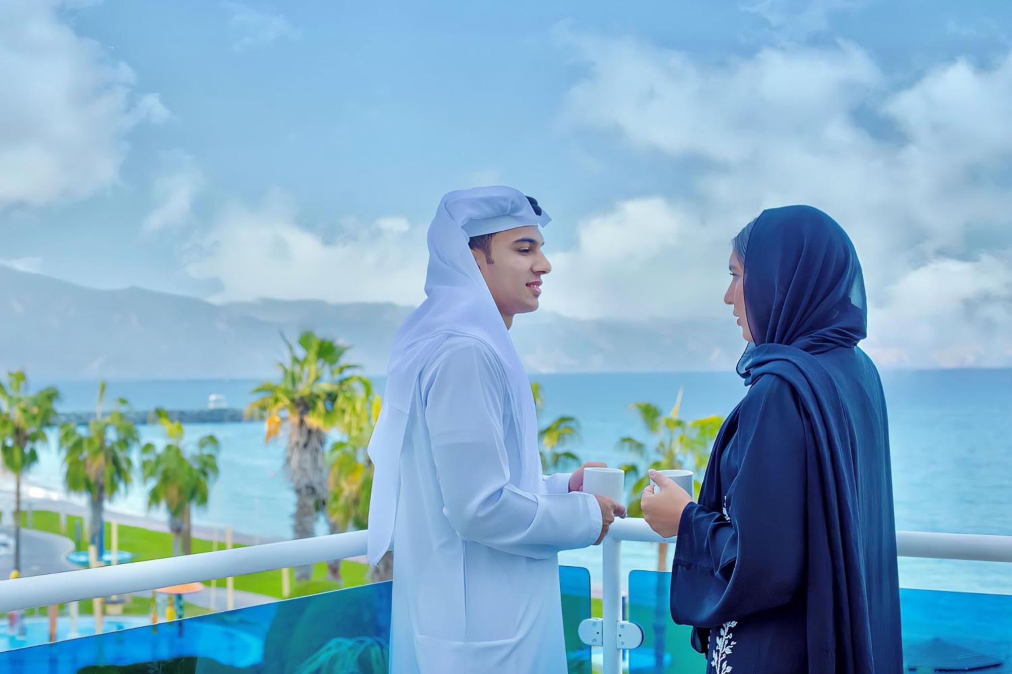 منتجع راديسون بلو، الفجيرة المظهر الخارجي الصورة A Qatari man and woman in traditional dress