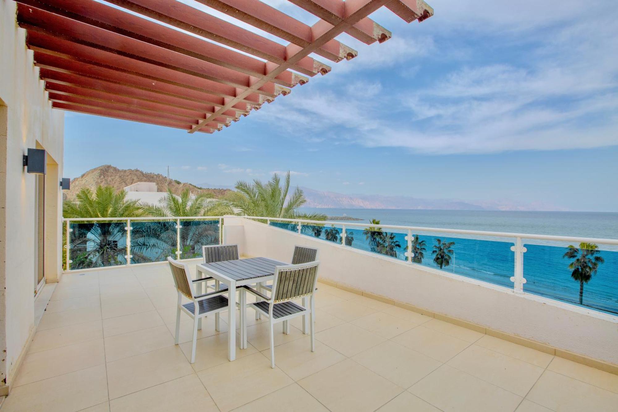 منتجع راديسون بلو، الفجيرة المظهر الخارجي الصورة A balcony in a hotel