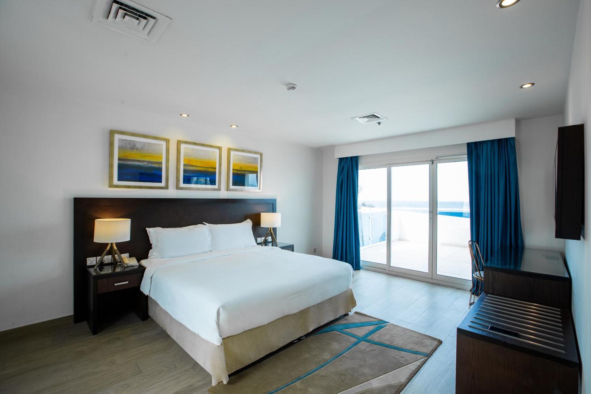 منتجع راديسون بلو، الفجيرة المظهر الخارجي الصورة A bedroom at the hotel
