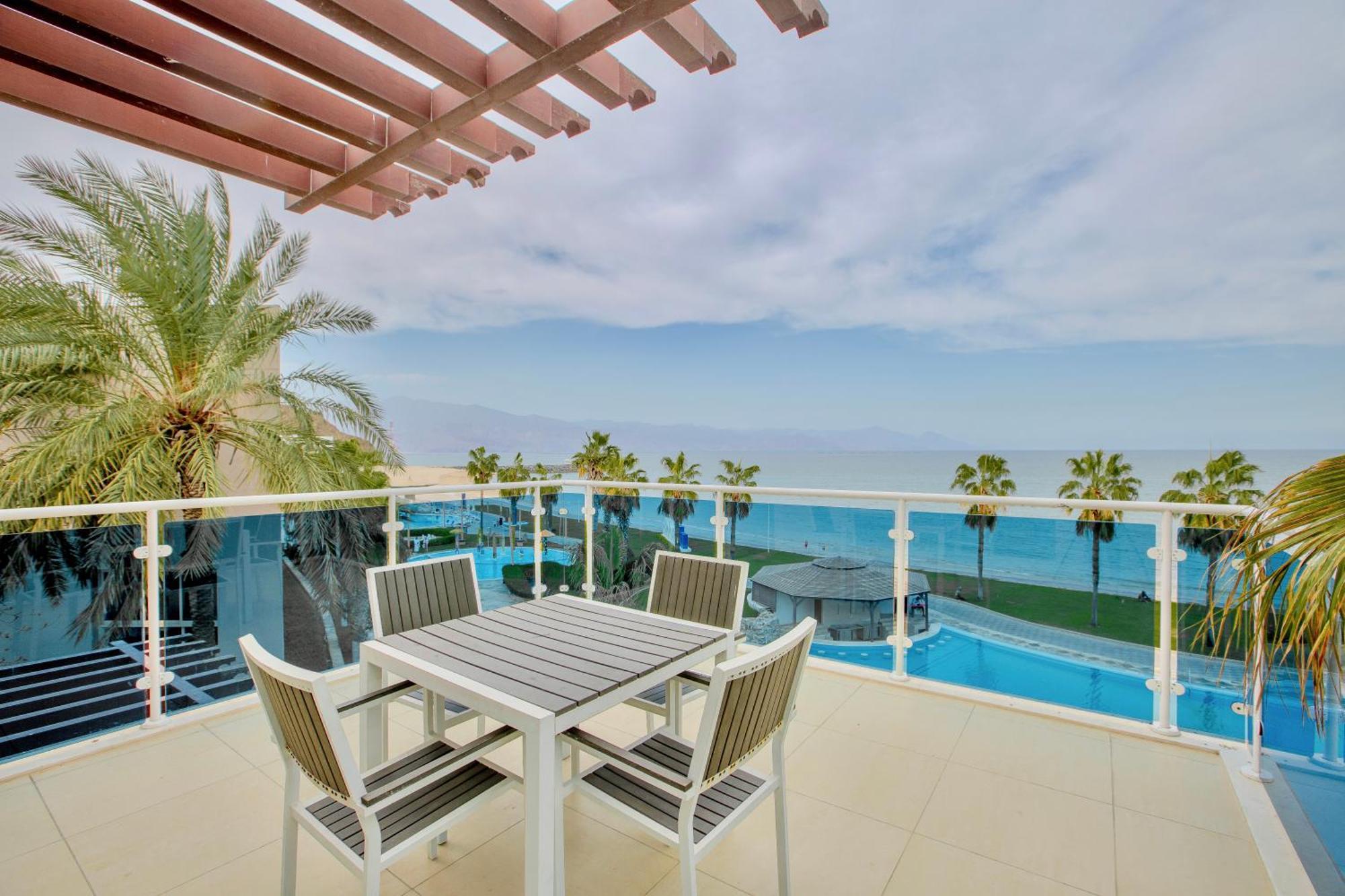 منتجع راديسون بلو، الفجيرة المظهر الخارجي الصورة A view of the pool at the Hilton Ras Al Khaimah