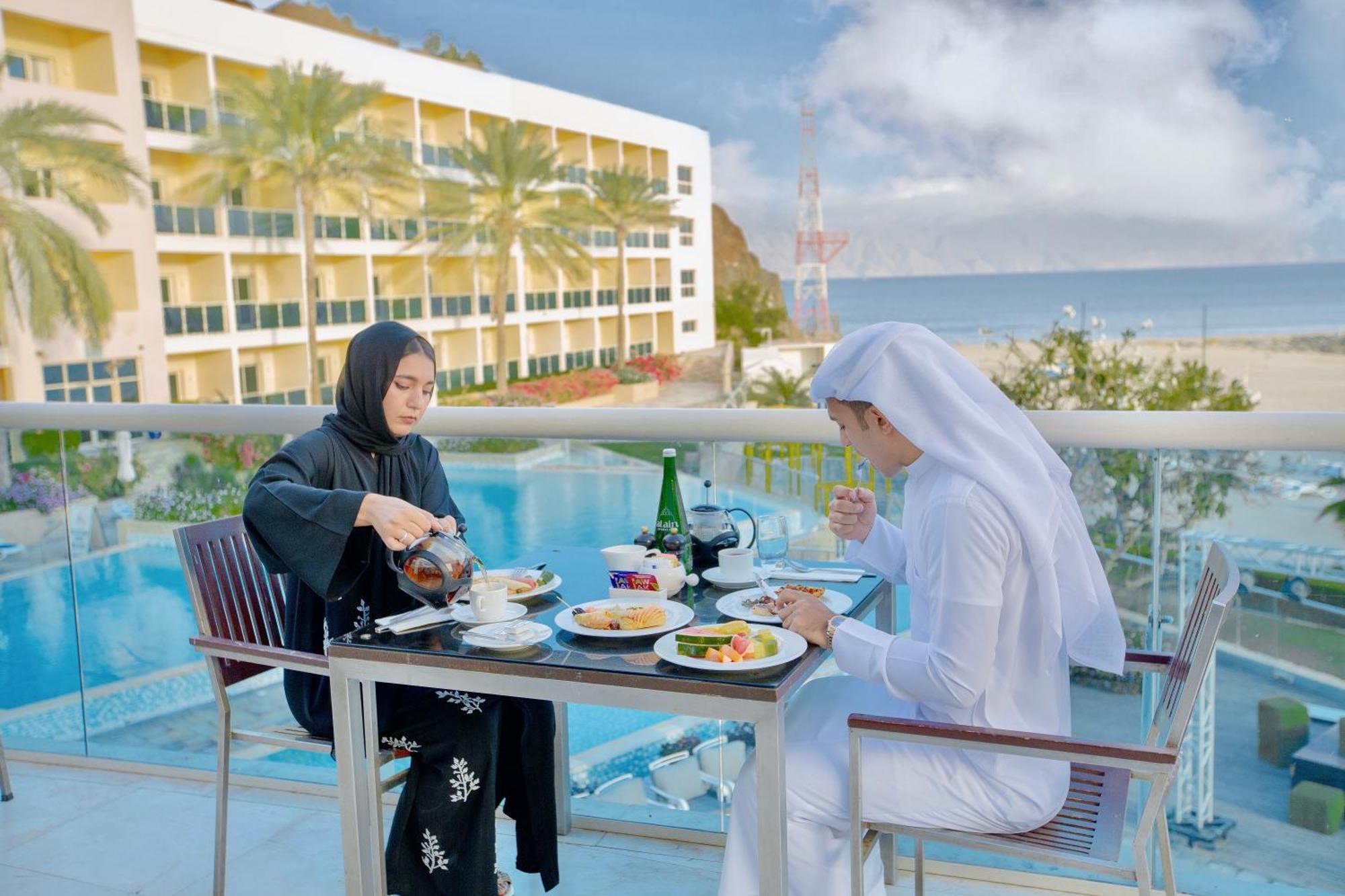 منتجع راديسون بلو، الفجيرة المظهر الخارجي الصورة Emirati couple
