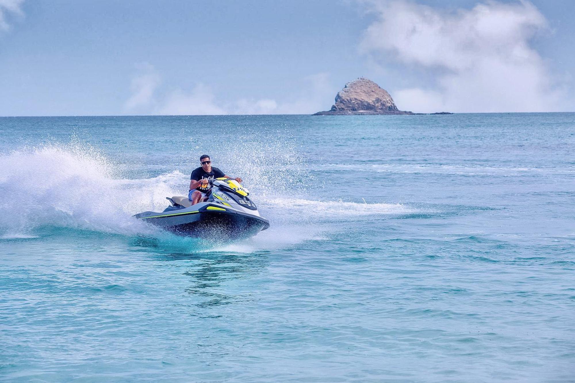 منتجع راديسون بلو، الفجيرة المظهر الخارجي الصورة Jet skiing in Phuket, Thailand