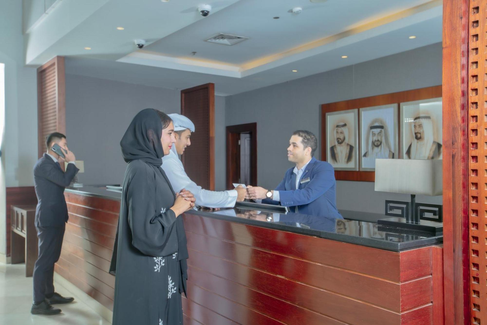 منتجع راديسون بلو، الفجيرة المظهر الخارجي الصورة A hotel receptionist