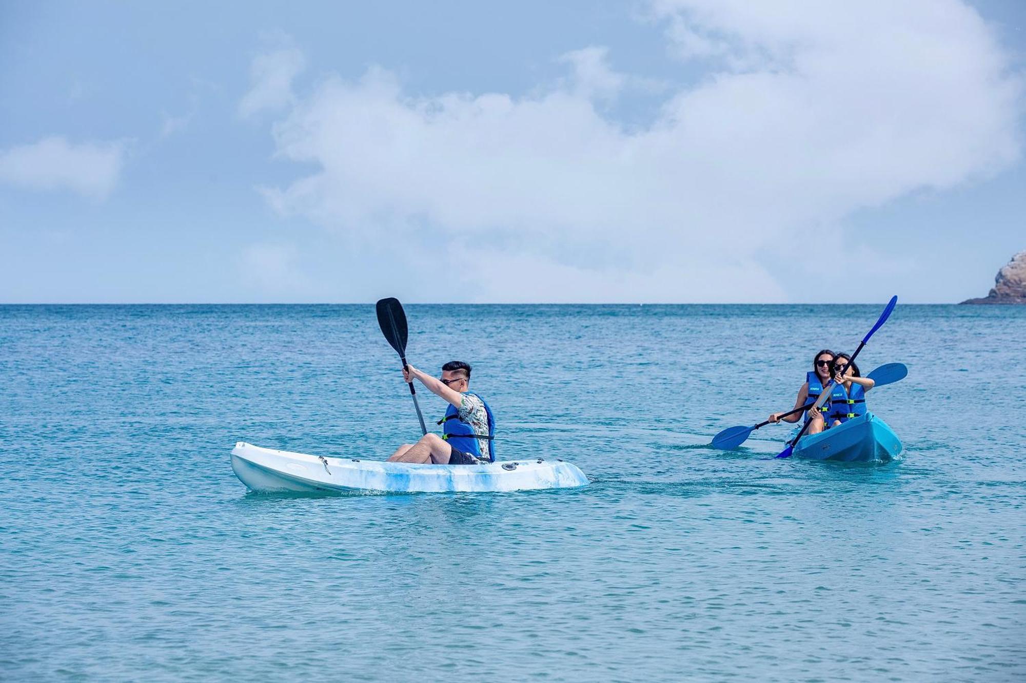 منتجع راديسون بلو، الفجيرة المظهر الخارجي الصورة Kayaking in Pattaya