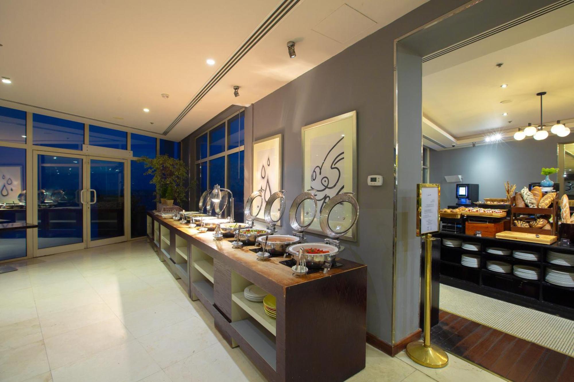 منتجع راديسون بلو، الفجيرة المظهر الخارجي الصورة The buffet at the lounge