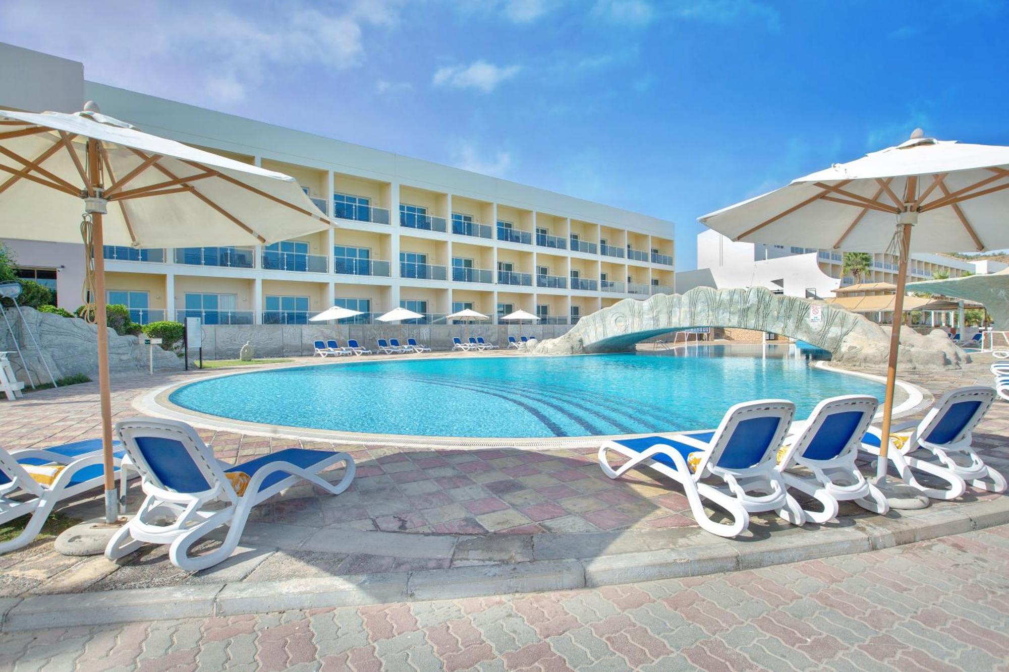 منتجع راديسون بلو، الفجيرة المظهر الخارجي الصورة The swimming pool at the hotel