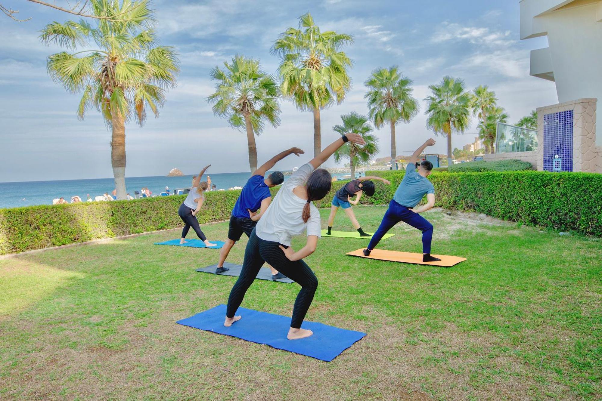 منتجع راديسون بلو، الفجيرة المظهر الخارجي الصورة A yoga class in progress