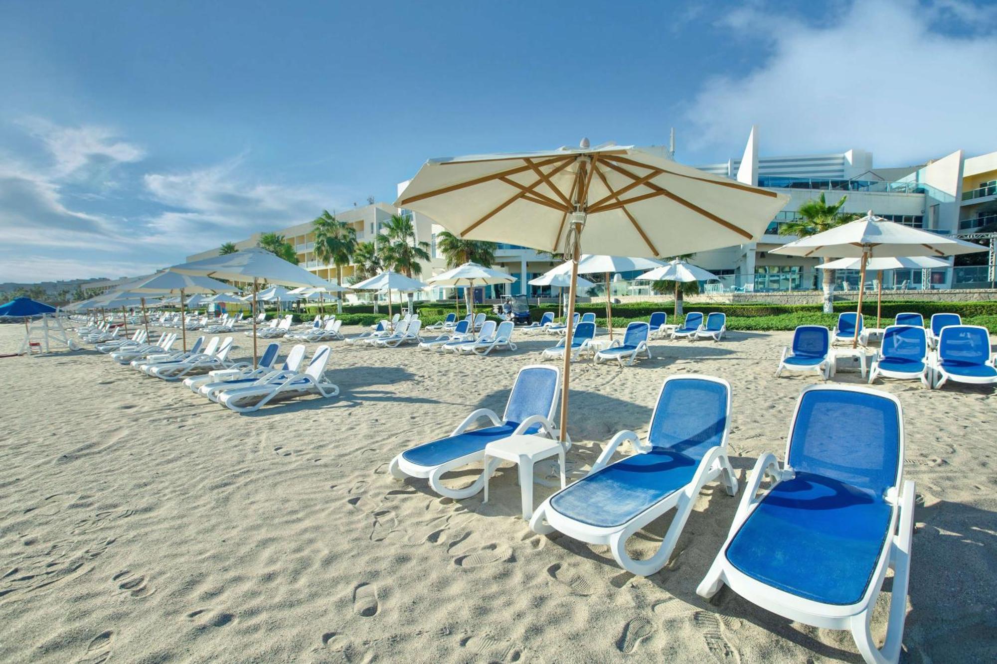 منتجع راديسون بلو، الفجيرة المظهر الخارجي الصورة Beach at the Grand Hotel