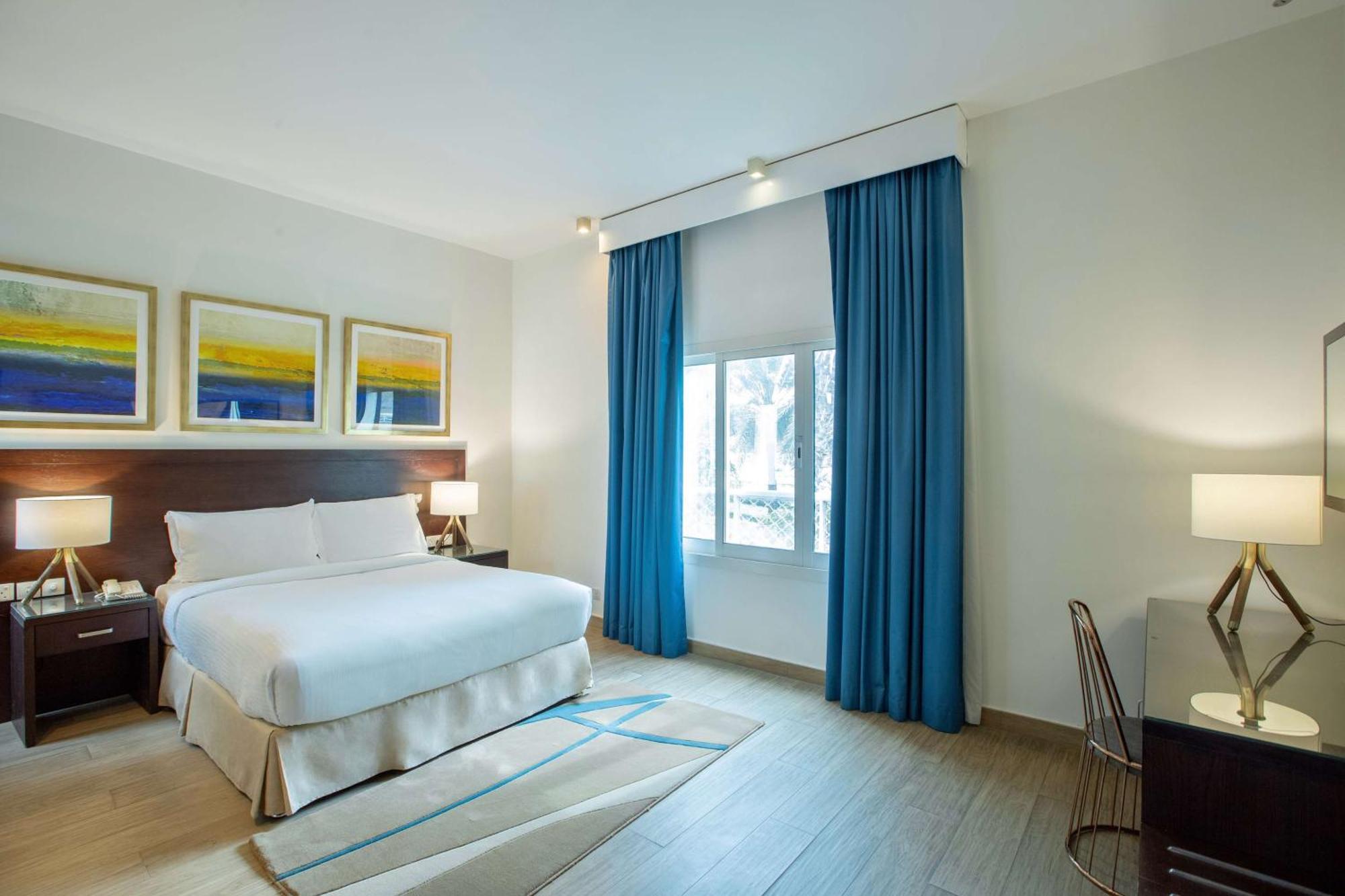 منتجع راديسون بلو، الفجيرة المظهر الخارجي الصورة A bedroom at the hotel