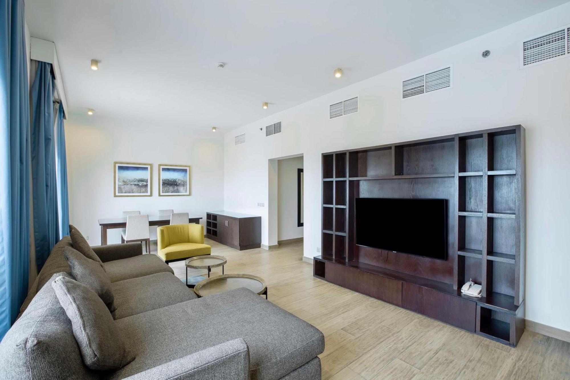 منتجع راديسون بلو، الفجيرة المظهر الخارجي الصورة A living room in a suite at the Ritz-Carlton, DIFC