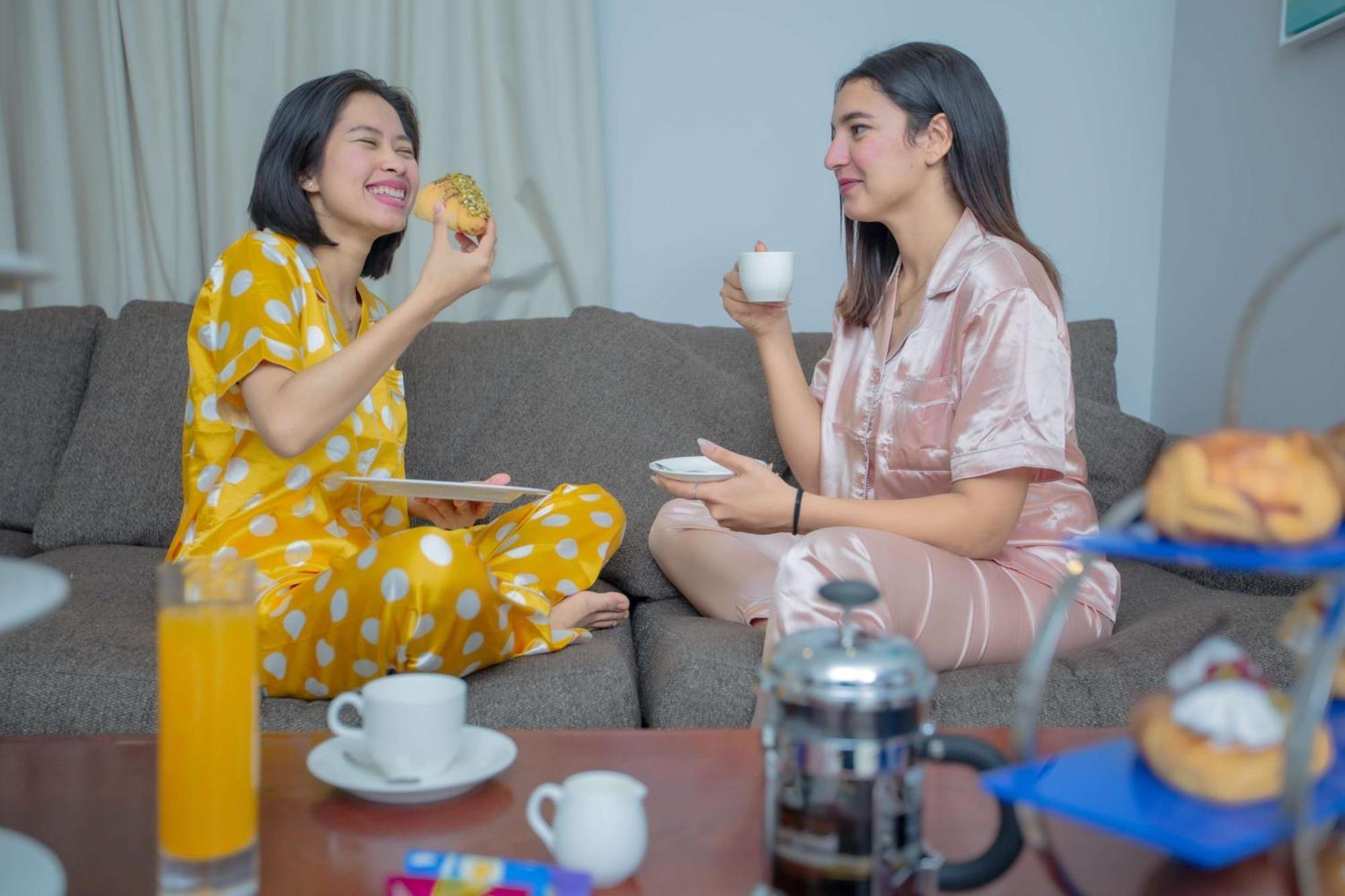 منتجع راديسون بلو، الفجيرة المظهر الخارجي الصورة Two women wearing pajamas
