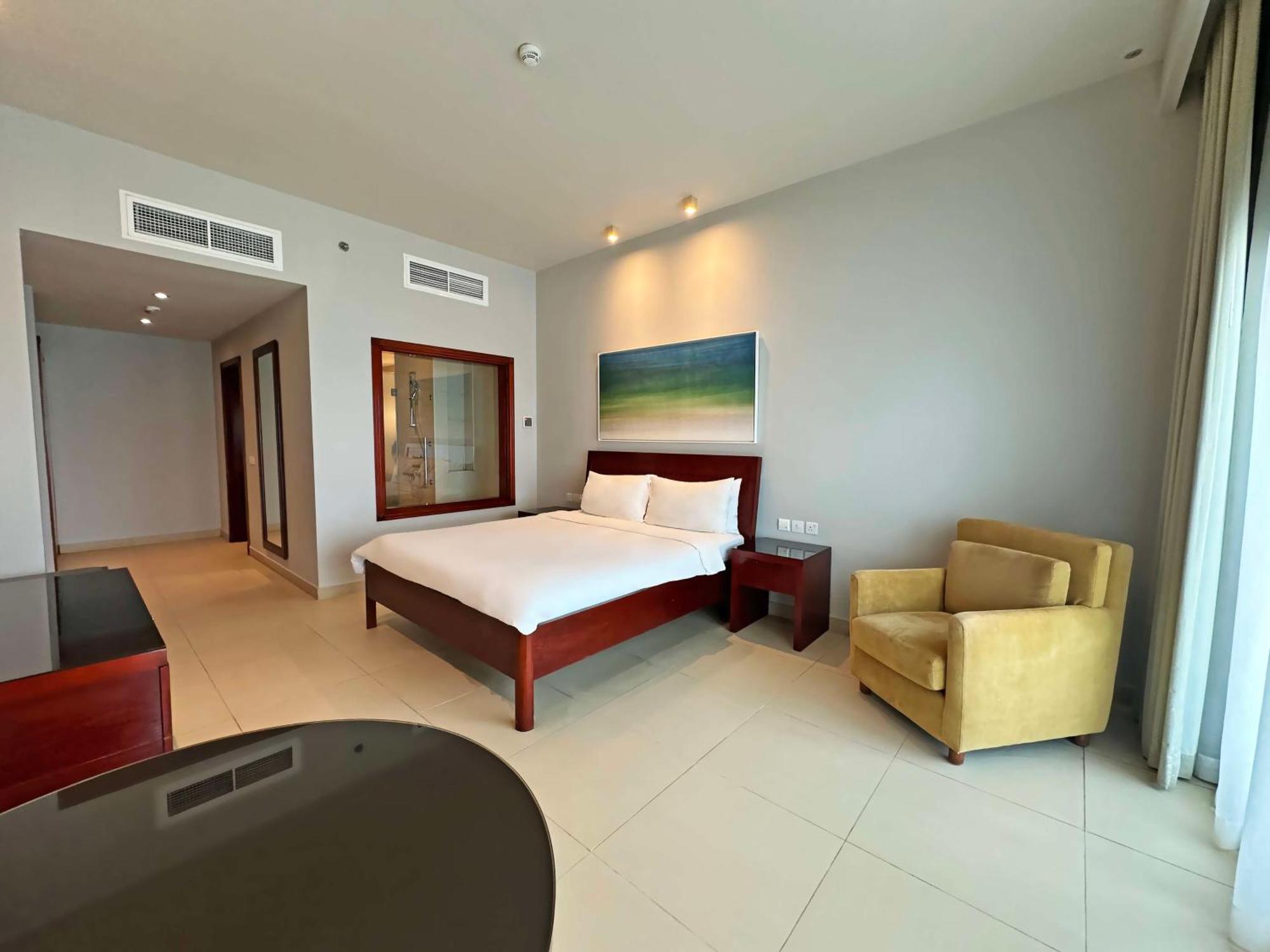منتجع راديسون بلو، الفجيرة المظهر الخارجي الصورة A bedroom at the hotel