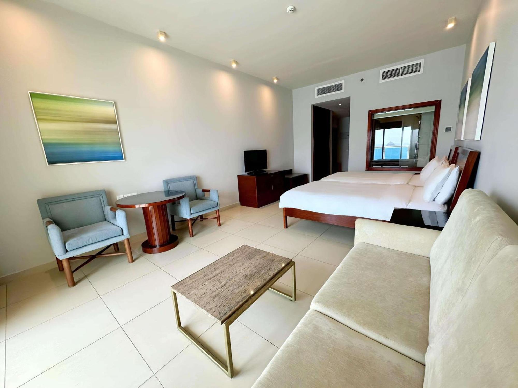 منتجع راديسون بلو، الفجيرة المظهر الخارجي الصورة A room at the hotel