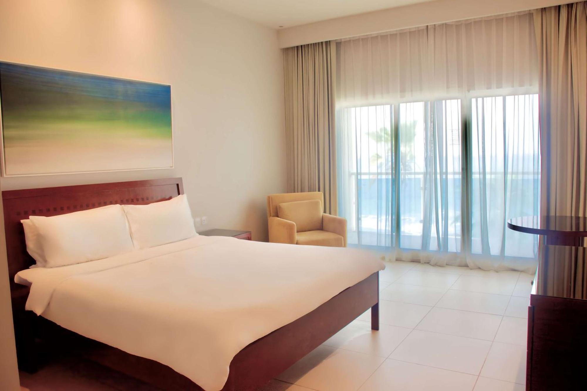 منتجع راديسون بلو، الفجيرة المظهر الخارجي الصورة A bedroom at the hotel